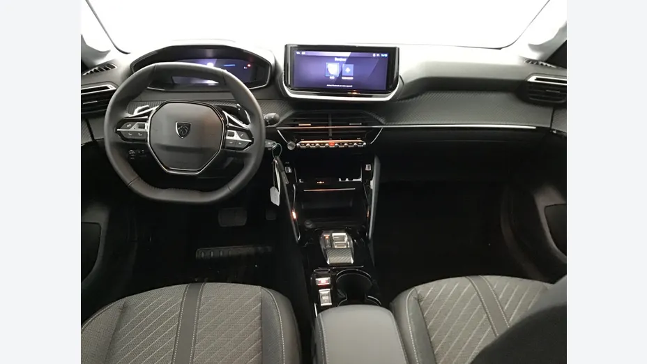 PEUGEOT 208 -