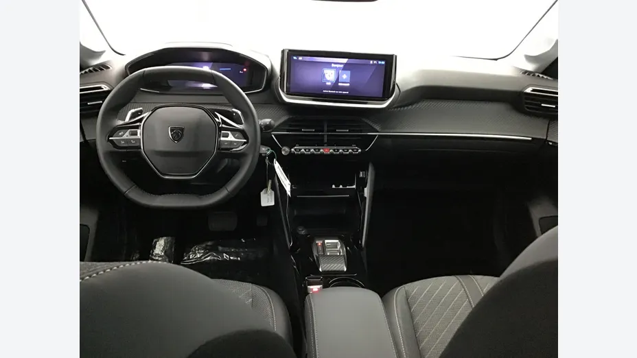 PEUGEOT 208 -